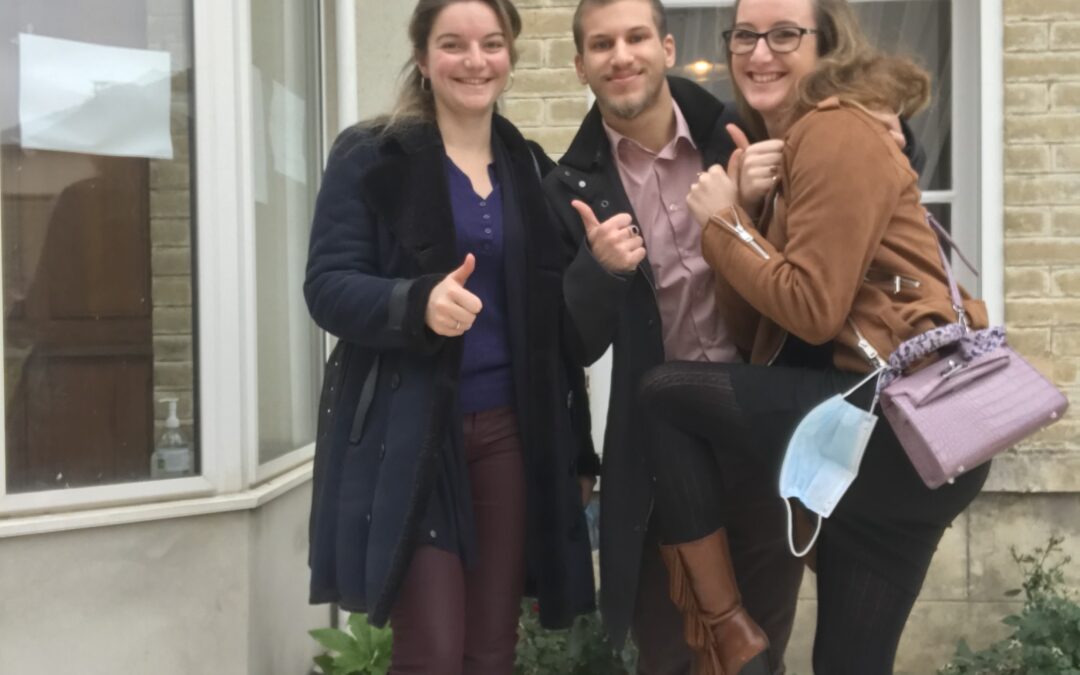 Un trio souriant qui a su trouver la sortie